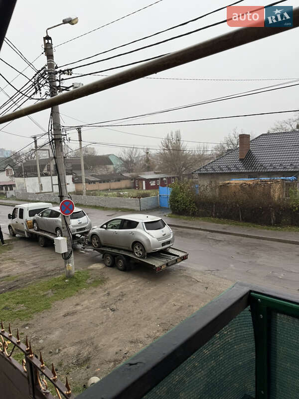 Хэтчбек Nissan Leaf 2012 в Умани