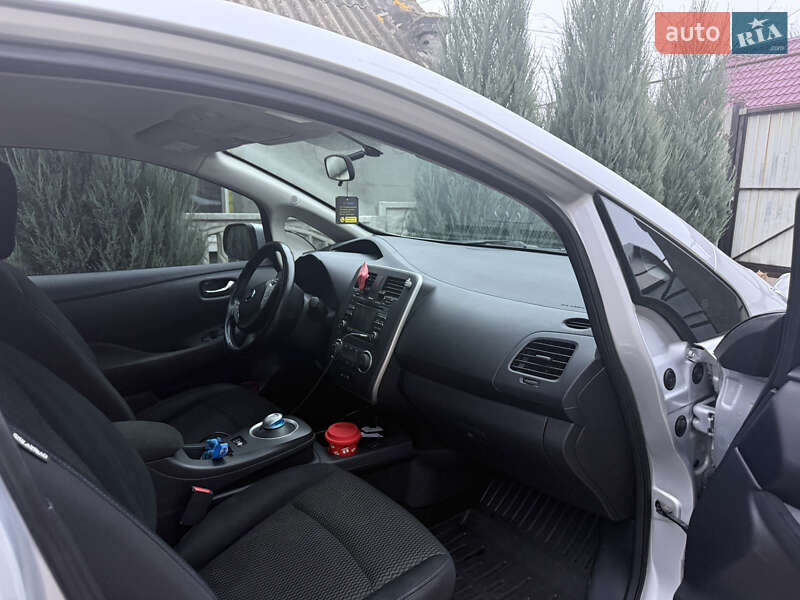 Хетчбек Nissan Leaf 2014 в Дніпрі