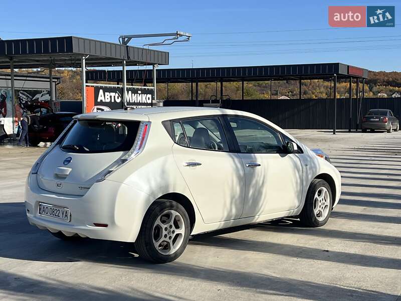 Хэтчбек Nissan Leaf 2012 в Великих Лазах