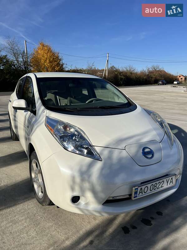 Хэтчбек Nissan Leaf 2012 в Великих Лазах
