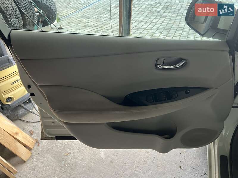 Хэтчбек Nissan Leaf 2012 в Великих Лазах
