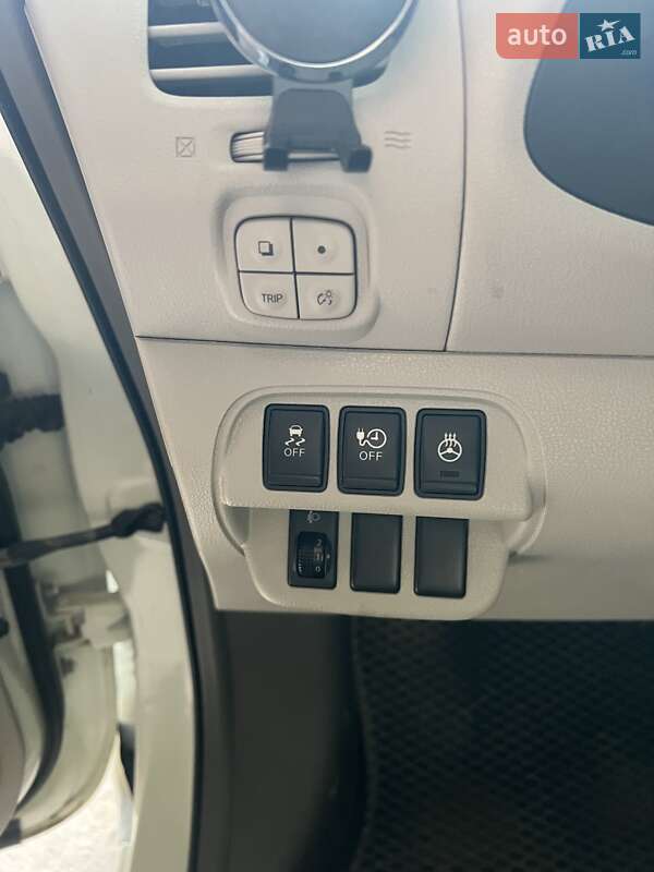 Хэтчбек Nissan Leaf 2012 в Великих Лазах