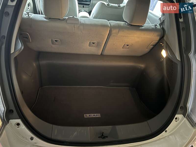 Хэтчбек Nissan Leaf 2012 в Великих Лазах