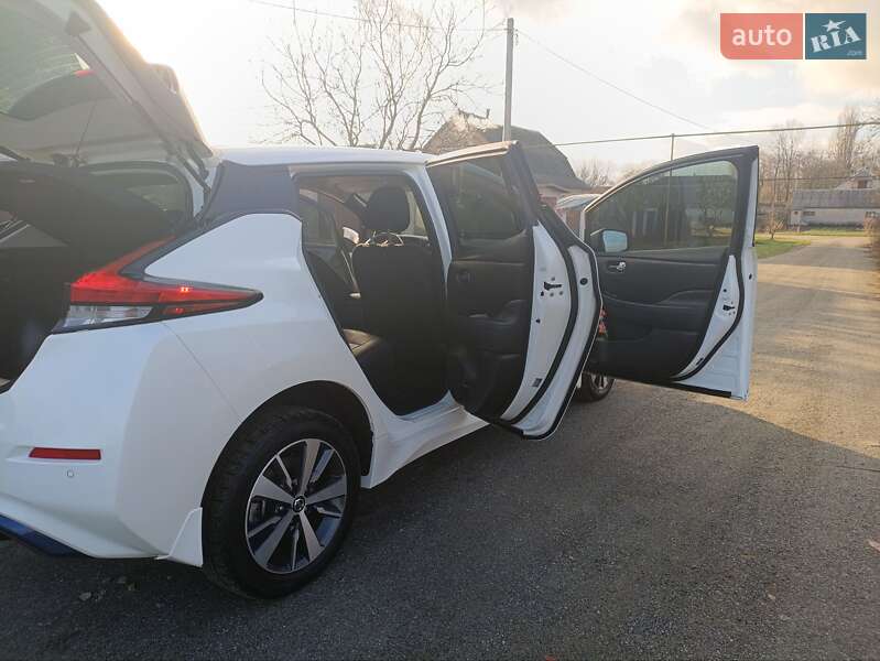 Хэтчбек Nissan Leaf 2022 в Малине