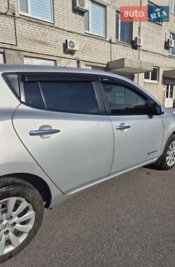 Хетчбек Nissan Leaf 2013 в Дніпрі