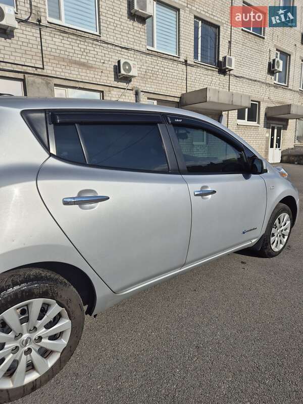 Хетчбек Nissan Leaf 2013 в Дніпрі