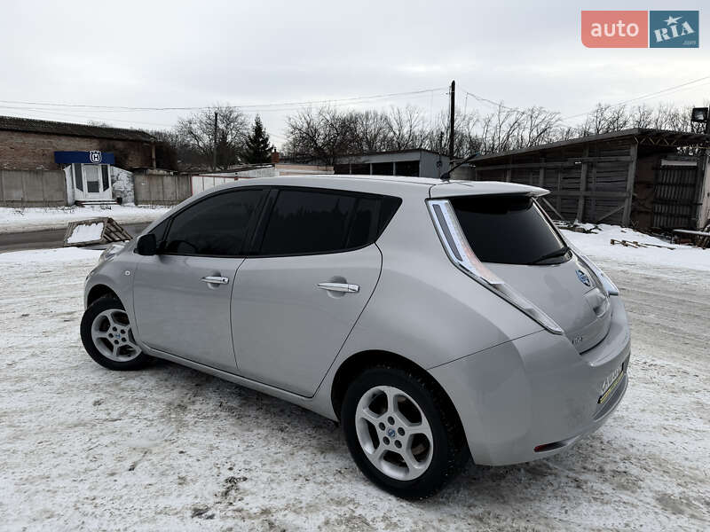 Хэтчбек Nissan Leaf 2011 в Умани
