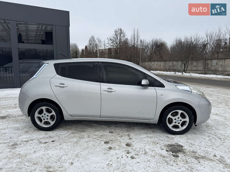 Хэтчбек Nissan Leaf 2011 в Умани