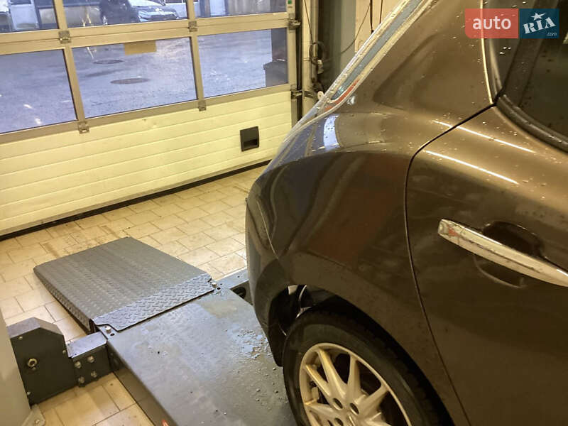 Хэтчбек Nissan Leaf 2016 в Умани