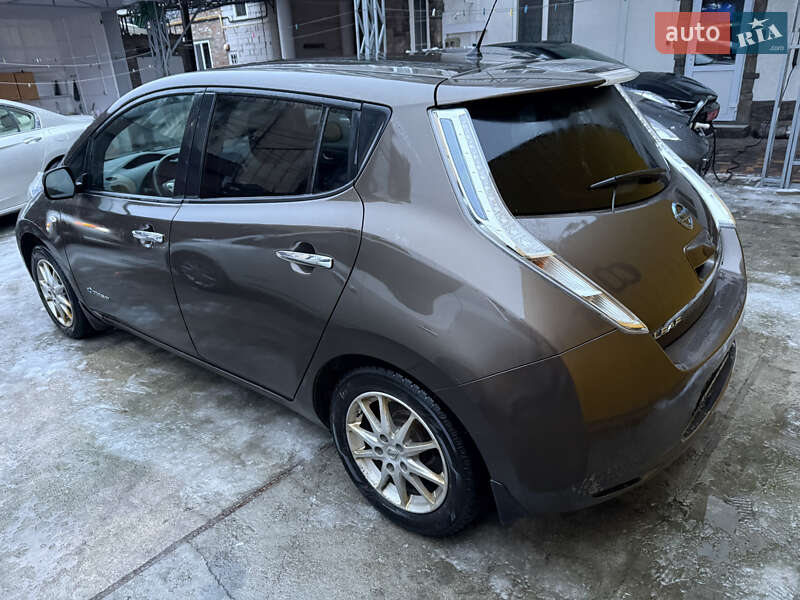 Хэтчбек Nissan Leaf 2016 в Умани