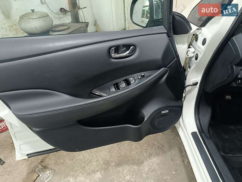 Хэтчбек Nissan Leaf 2014 в Ровно