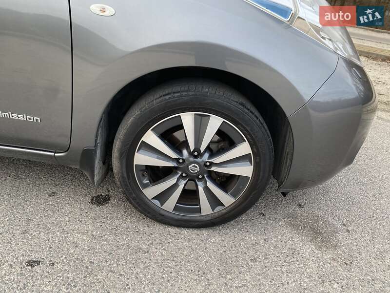 Хетчбек Nissan Leaf 2015 в Дніпрі