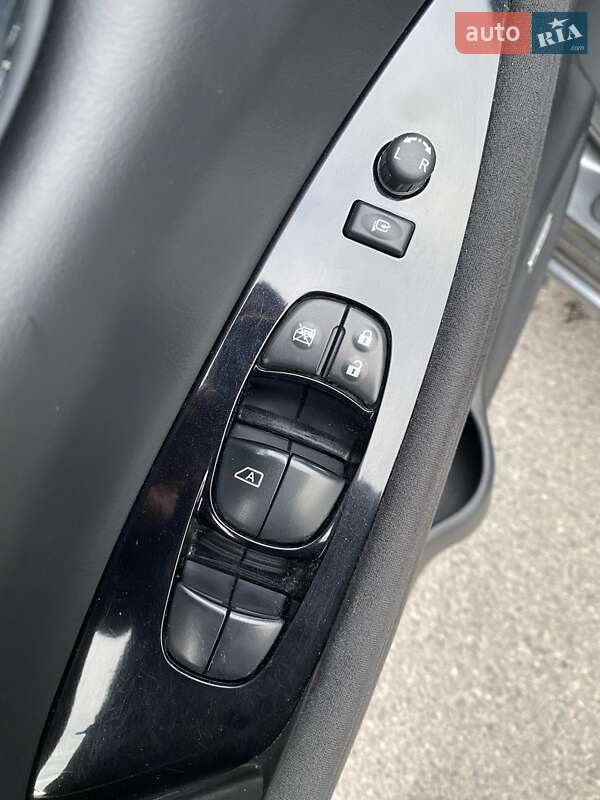 Хетчбек Nissan Leaf 2015 в Дніпрі