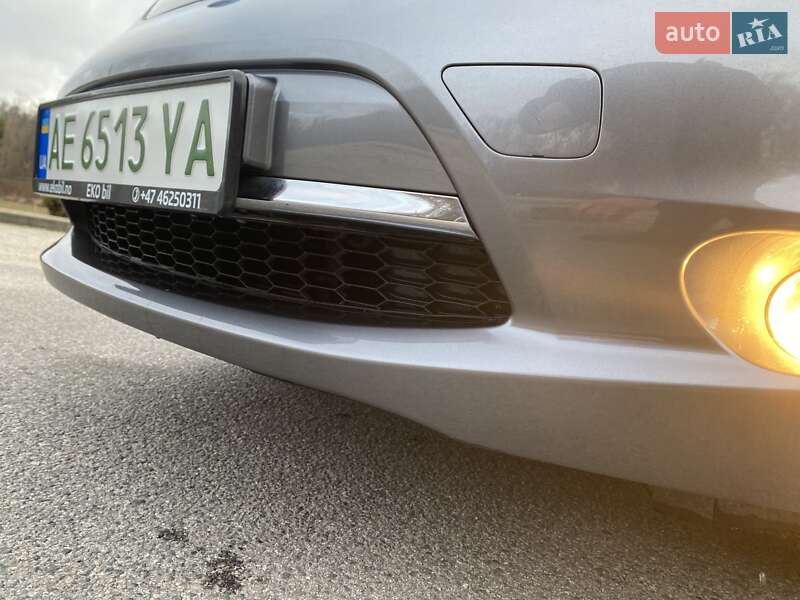 Хетчбек Nissan Leaf 2015 в Дніпрі