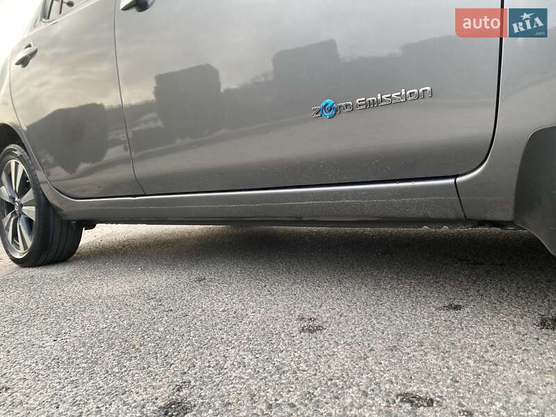 Хетчбек Nissan Leaf 2015 в Дніпрі