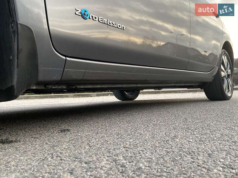 Хетчбек Nissan Leaf 2015 в Дніпрі