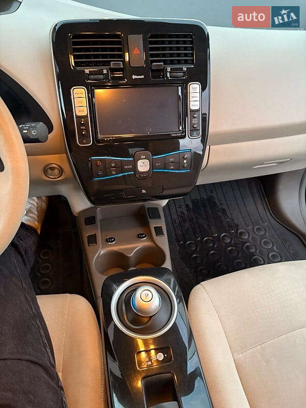 Хэтчбек Nissan Leaf 2012 в Стрые