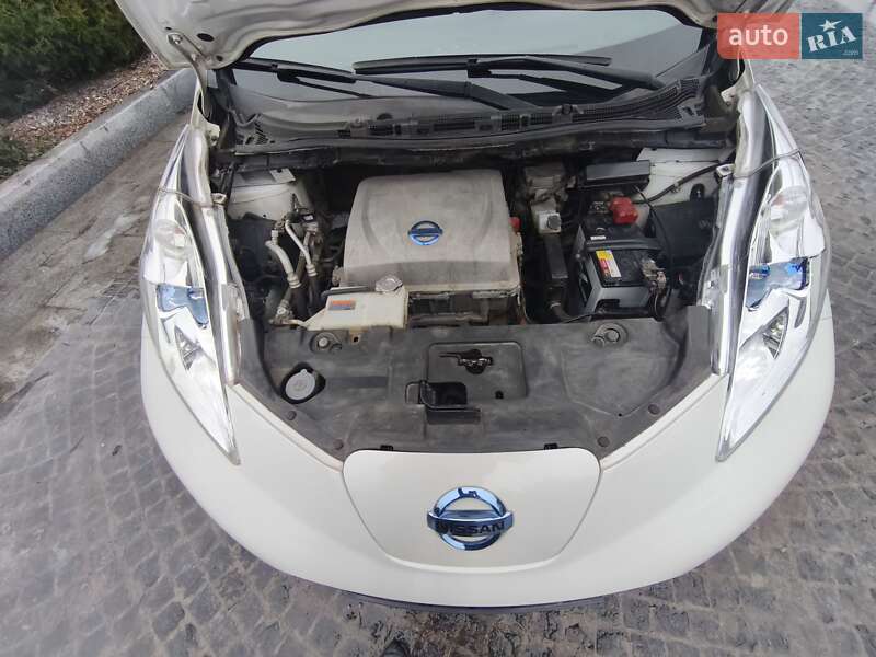 Хетчбек Nissan Leaf 2014 в Дніпрі