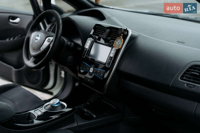 Хэтчбек Nissan Leaf 2015 в Черновцах