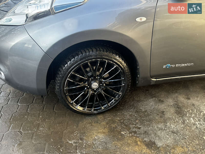 Хэтчбек Nissan Leaf 2013 в Черновцах