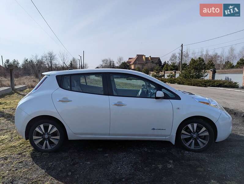 Хэтчбек Nissan Leaf 2015 в Днепре