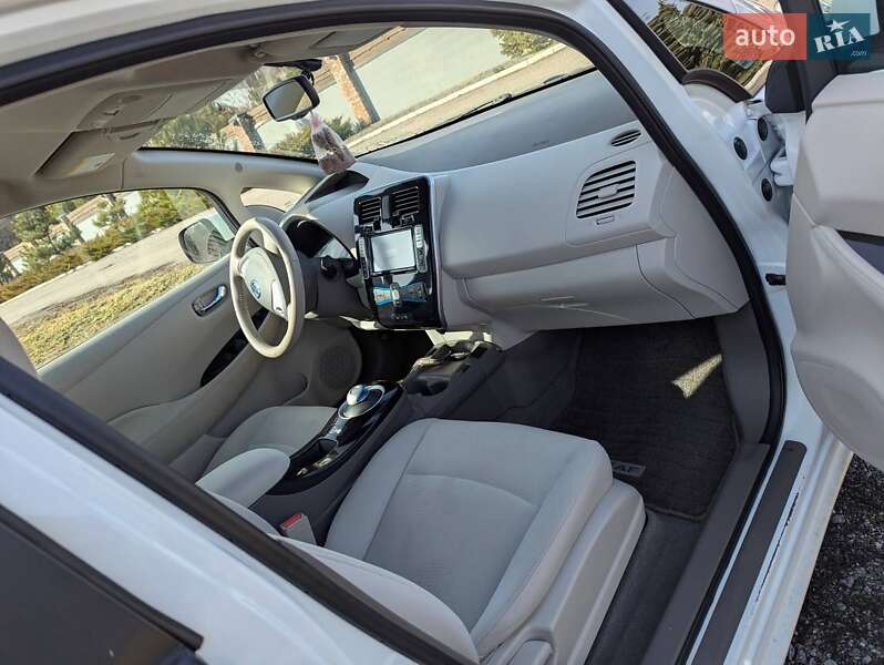 Хэтчбек Nissan Leaf 2015 в Днепре