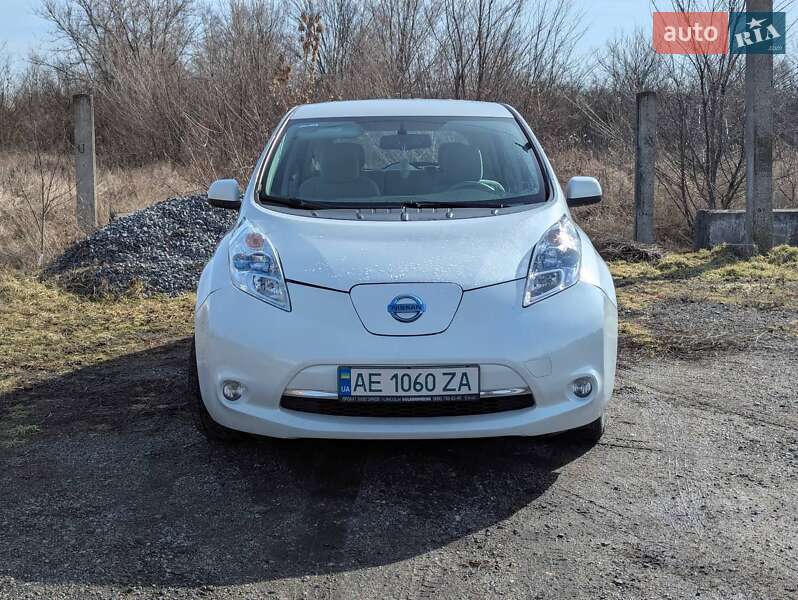Хэтчбек Nissan Leaf 2015 в Днепре