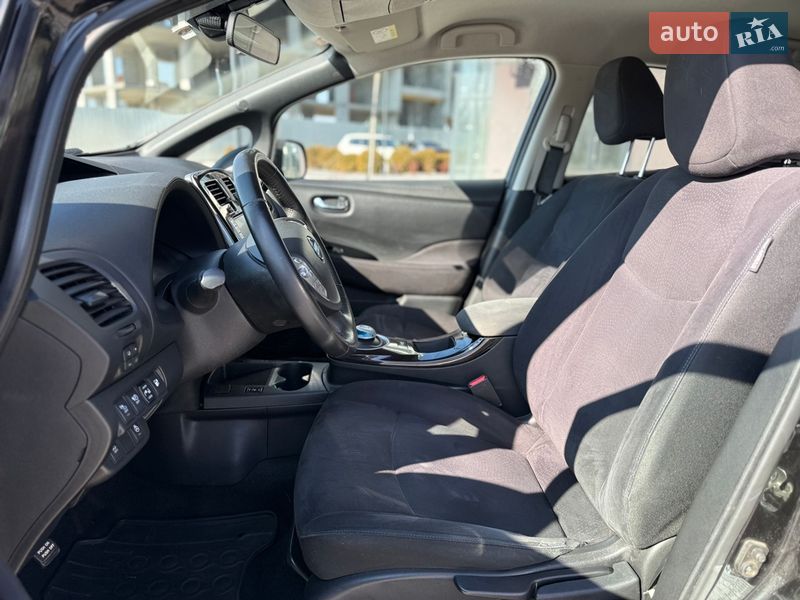 Хэтчбек Nissan Leaf 2017 в Городке