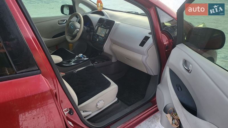 Хэтчбек Nissan Leaf 2012 в Никополе