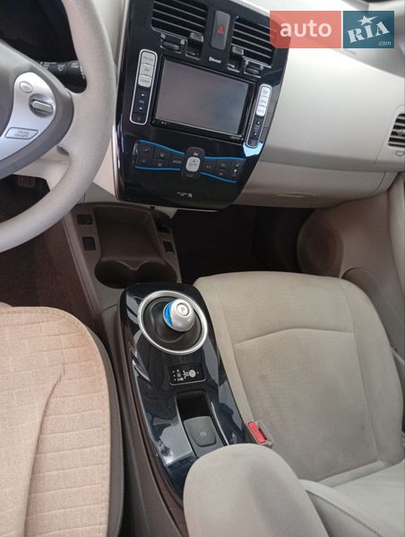 Хэтчбек Nissan Leaf 2011 в Нерубайском