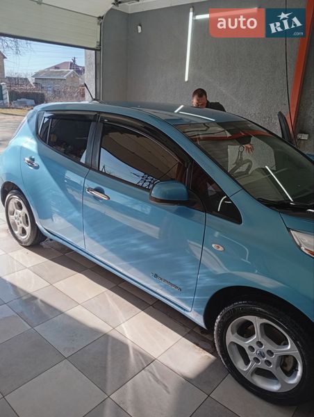 Хэтчбек Nissan Leaf 2011 в Нерубайском