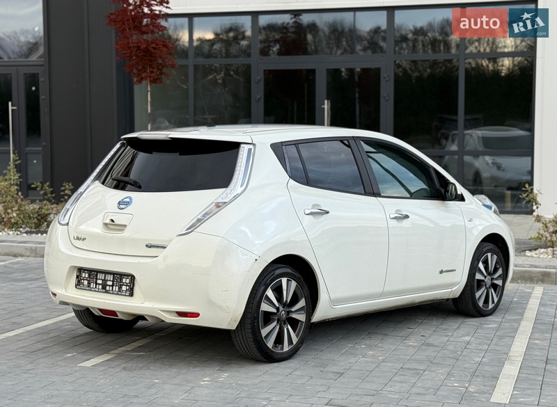 Хэтчбек Nissan Leaf 2016 в Городке