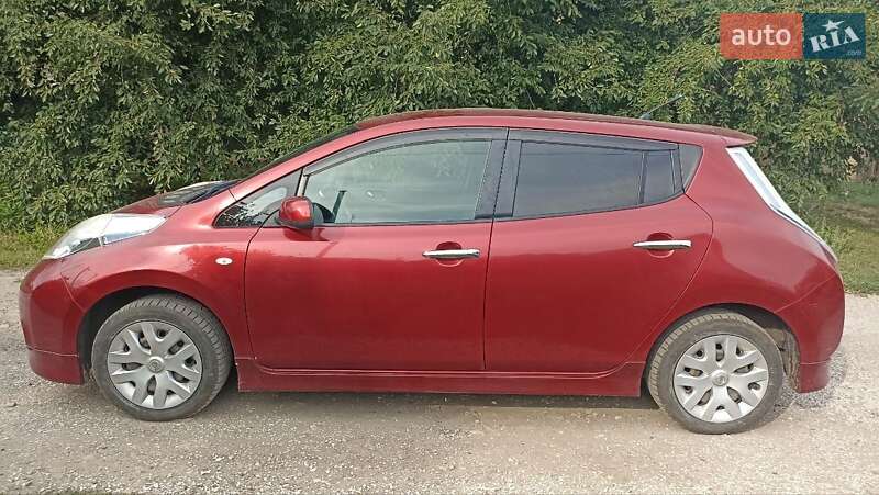 Хетчбек Nissan Leaf 2013 в Полтаві