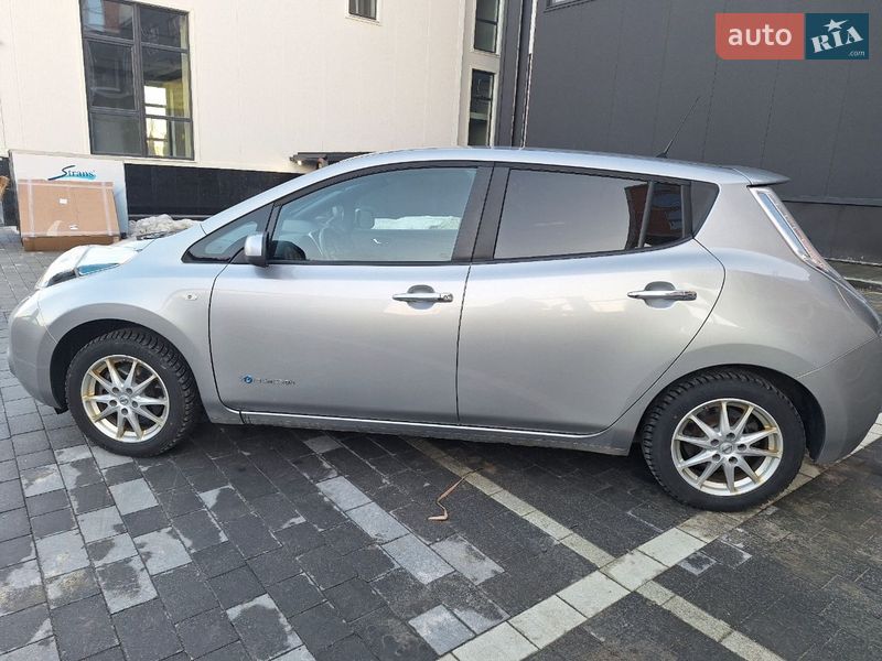 Хэтчбек Nissan Leaf 2017 в Городке