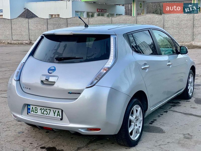 Хэтчбек Nissan Leaf 2011 в Гнивани