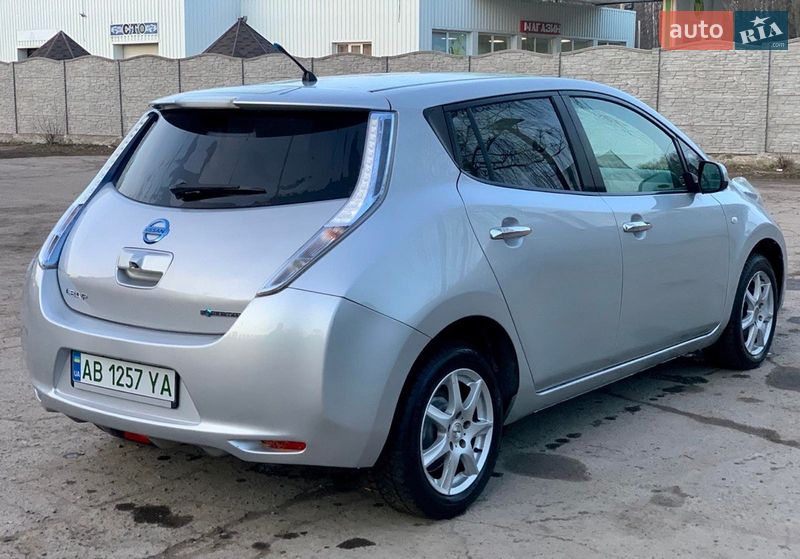 Хэтчбек Nissan Leaf 2011 в Гнивани