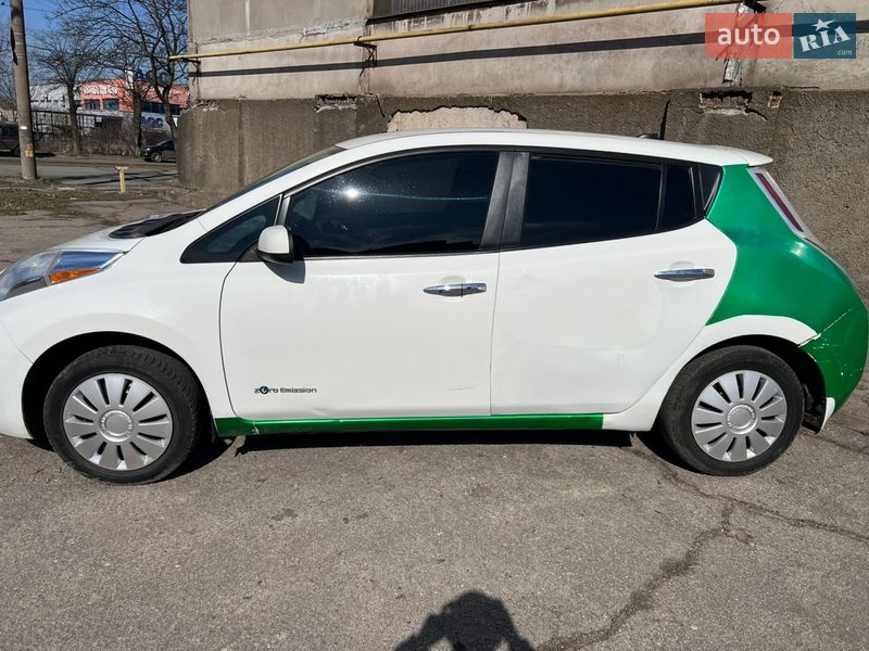 Хэтчбек Nissan Leaf 2015 в Днепре