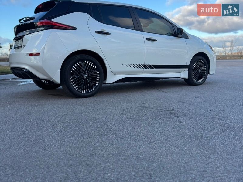 Хэтчбек Nissan Leaf 2023 в Днепре