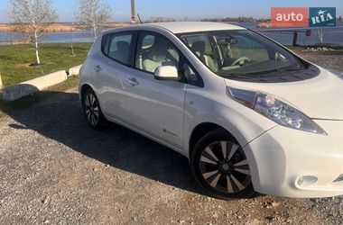 Хетчбек Nissan Leaf 2015 в Дніпрі