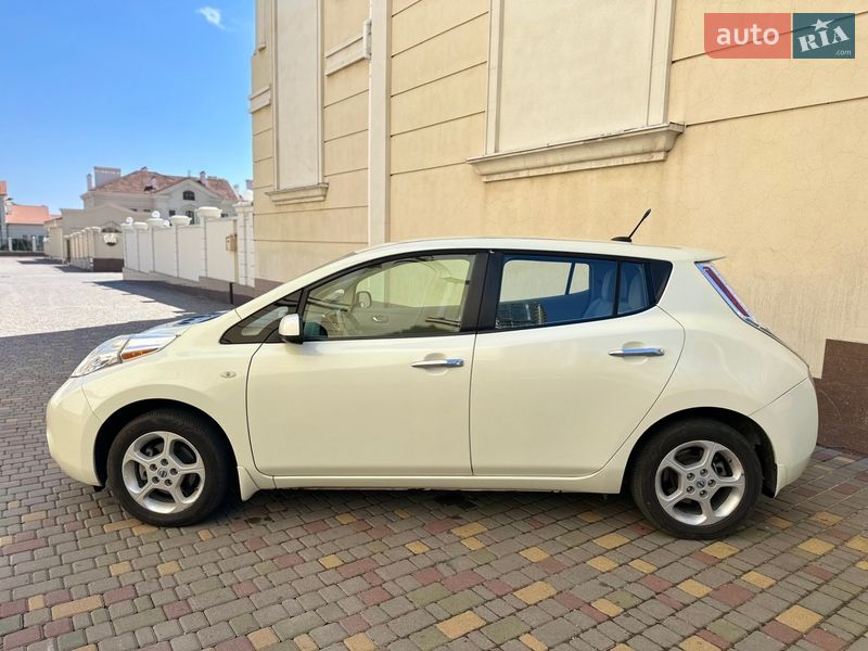 Хэтчбек Nissan Leaf 2012 в Одессе