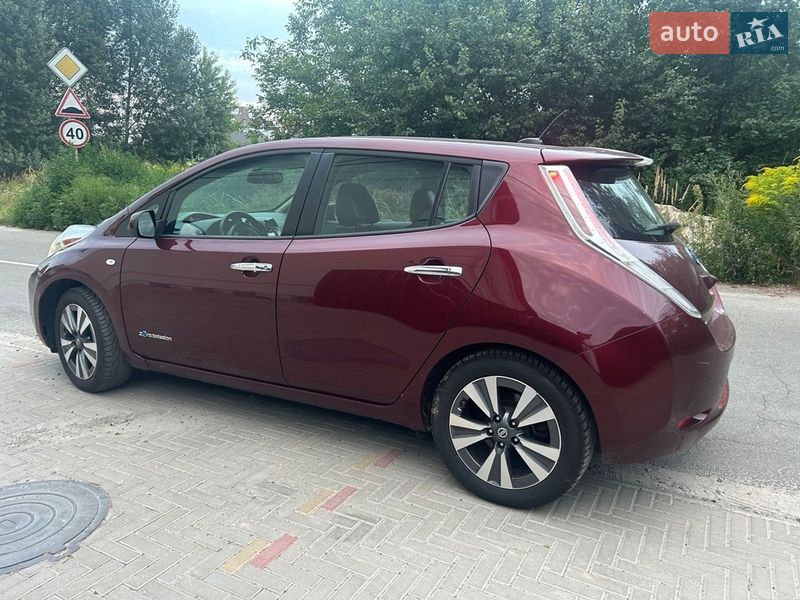 Хэтчбек Nissan Leaf 2016 в Святопетровское