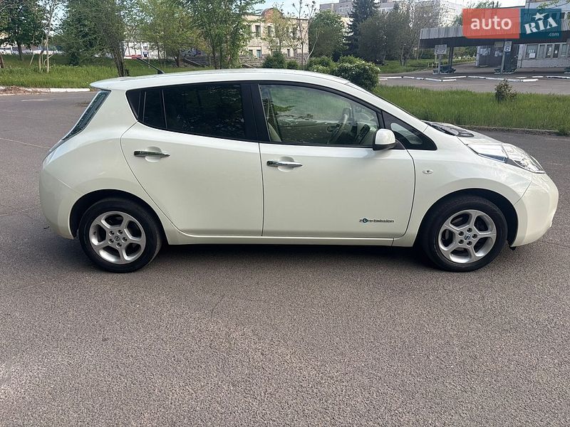 Хэтчбек Nissan Leaf 2012 в Южноукраинске
