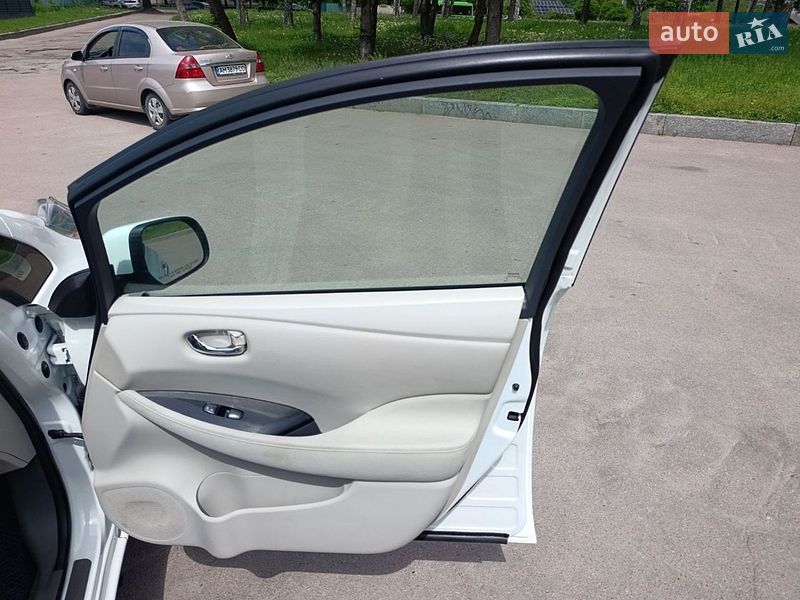 Хетчбек Nissan Leaf 2015 в Житомирі