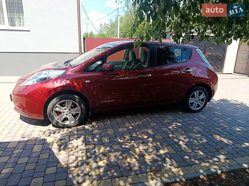 Хетчбек Nissan Leaf 2011 в Городку
