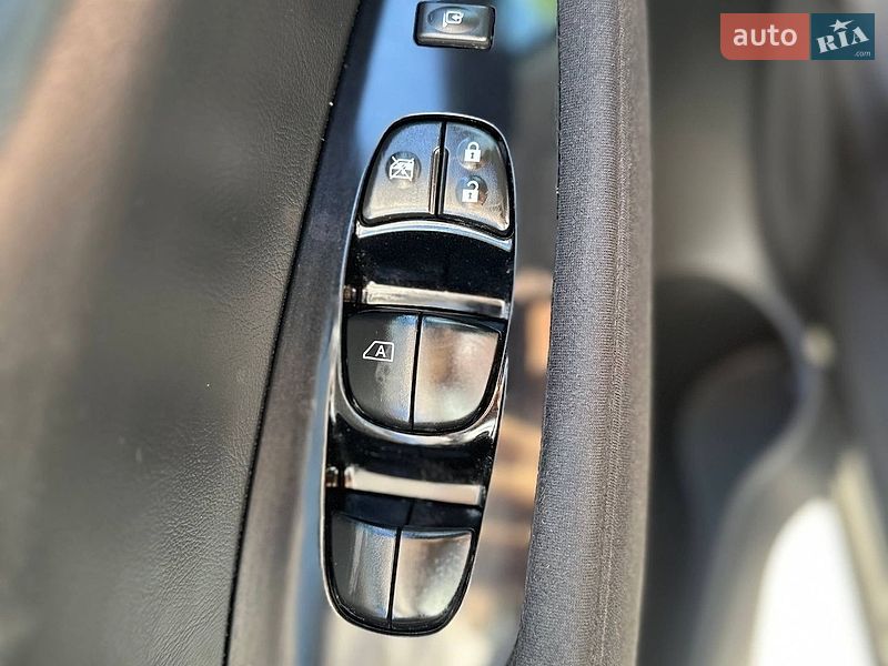 Хетчбек Nissan Leaf 2014 в Кропивницькому