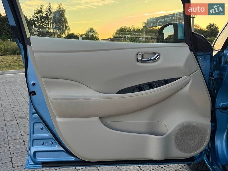 Хэтчбек Nissan Leaf 2013 в Львове