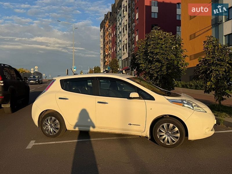 Хэтчбек Nissan Leaf 2015 в Ровно