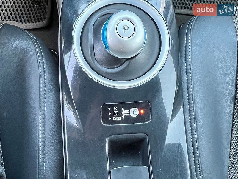 Хэтчбек Nissan Leaf 2011 в Днепре