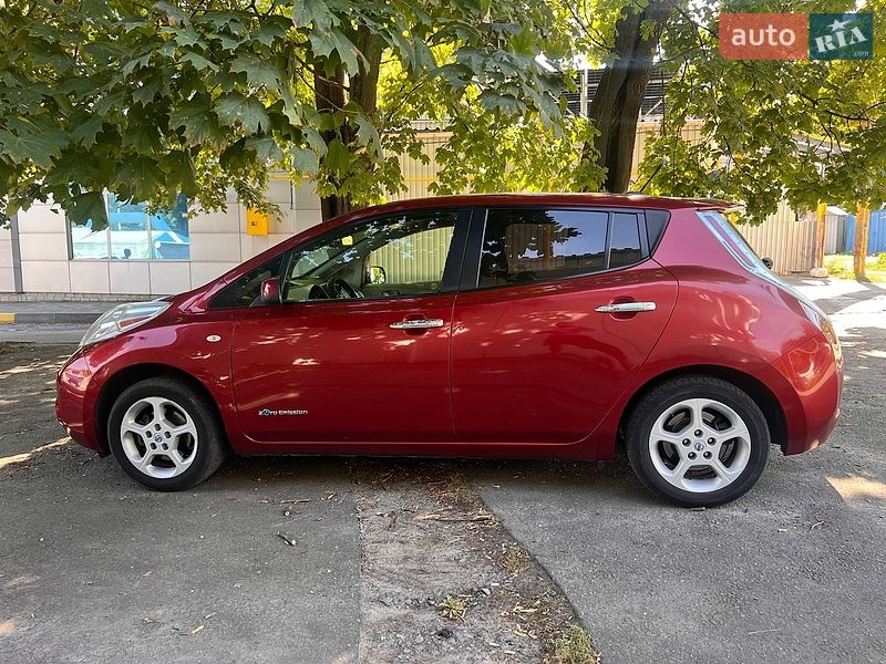 Хэтчбек Nissan Leaf 2011 в Днепре