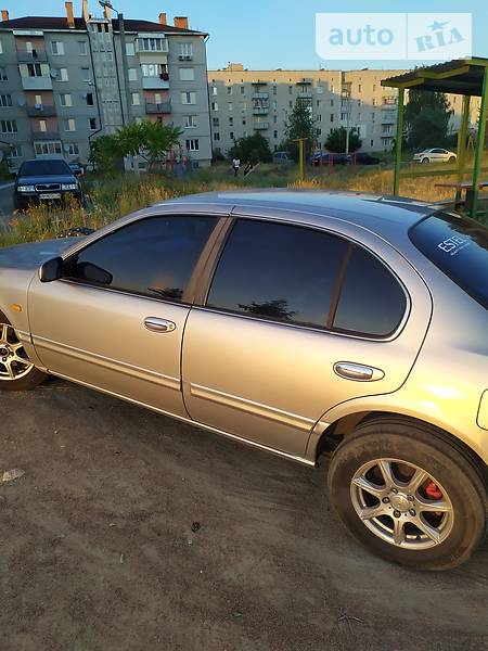 Седан Nissan Maxima 2000 в Коростені
